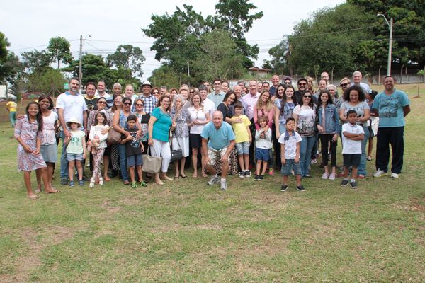 Homenageados e participantes do plantio