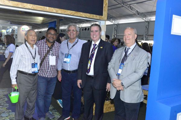 Prefeito Jonas e presidente da Sanasa, Arly de Lara Romêo, no estande da Sanasa