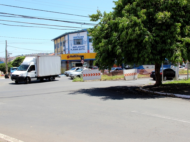 Nos locais das mudanças, sinalização e agentes da Emdec orientam os motoristas