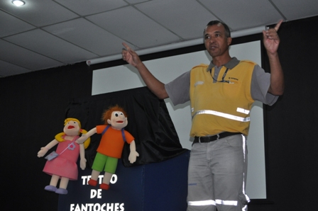 Teatrinho com mascotes