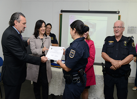 Secretário de Segurança e primeira-dama entregaram certificados