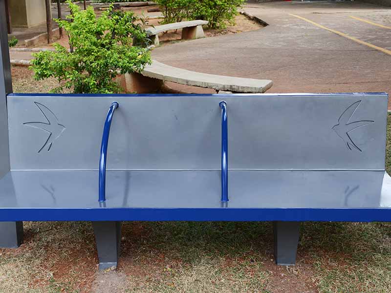 Abrigo é de metal com bancos em concreto