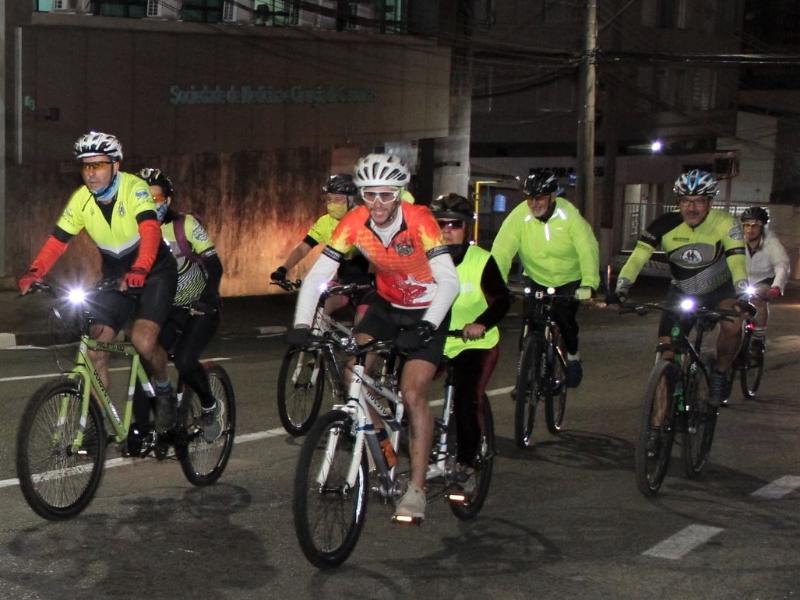 Ciclistas devem utilizar todos os itens de segurança