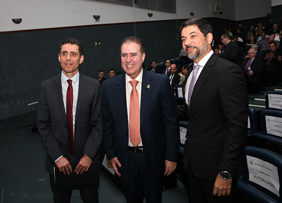 O delegado cessante Paulo Víbrio Jr., o prefeito Jonas Donizette, e o novo delegado regional da PF Campinas, Edson Geraldo de Souza