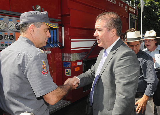 Jonas e o comandante Bianchini, dos Bombeiros
