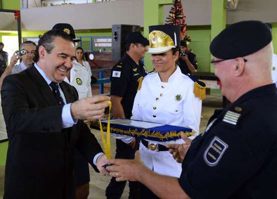Secretário entrega condecoração