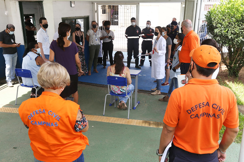 Cerca de 30 trabalhadores formam a equipe de cada Centro de Imunização 