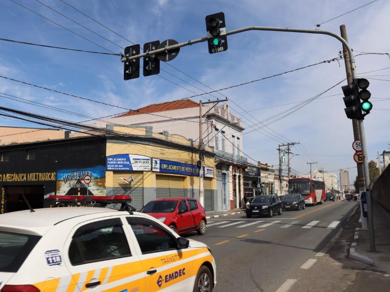Semáforo inteligente controla o fluxo na esquina da Rua Dr. Salles Oliveira com Rua Barão de Monte Mor 