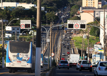 Ônibus no corredor Amoreiras