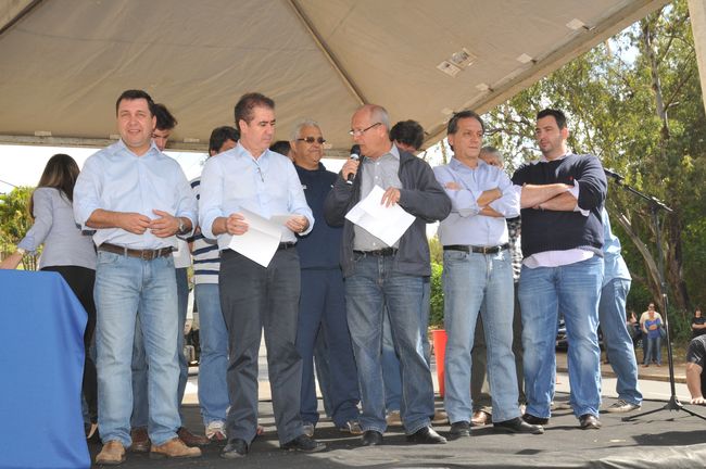 Autoridades participam de  cerimônia de assinatura do documento