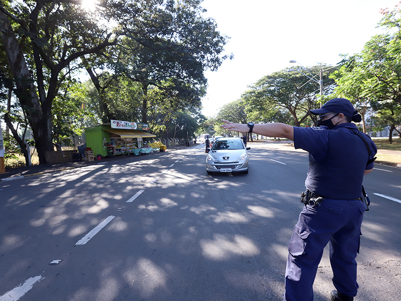 Bloqueio começou na quarta-feira e terminou hoje, para orientar turistas sobre medidas adotadas para conter o avanço do cor