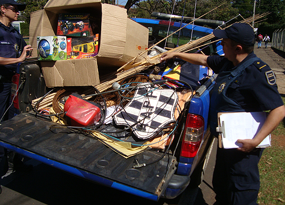 Guardas Municipais colocam produtos apreendidos em uma caminhonete