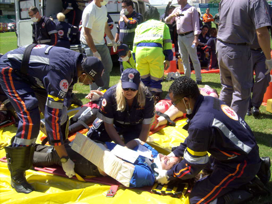 Equipe coloca vítima na lona amarela para atendimento no local