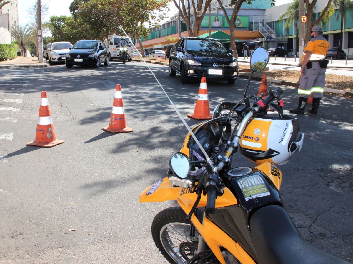 Bloqueio ocorre no sentido Centro / bairro, no trecho entre a Avenida Washington Luiz até o retorno, na altura do numeral 1.164 da Ângelo Simões.  