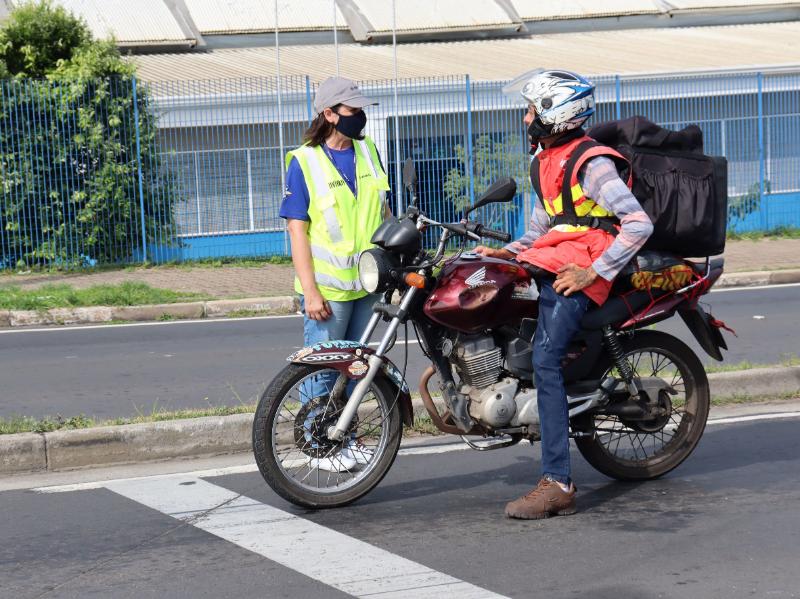 Pedestres, motoristas, motociclistas são abordados e orientados