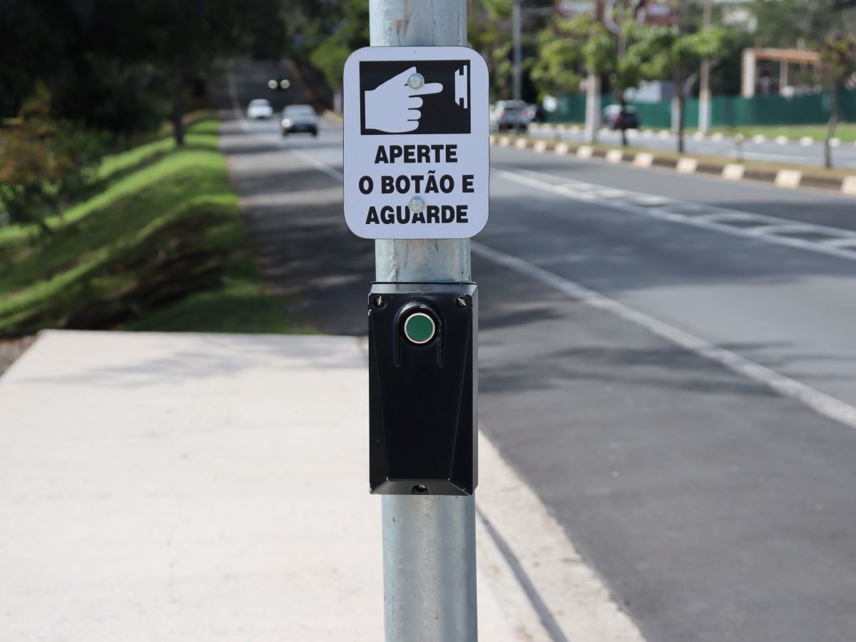 Semáforos têm acionamento por botoeira