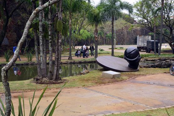 Confeccionada em aço e bronze, Vitória-Régia é assinada por Gilberto Salvador