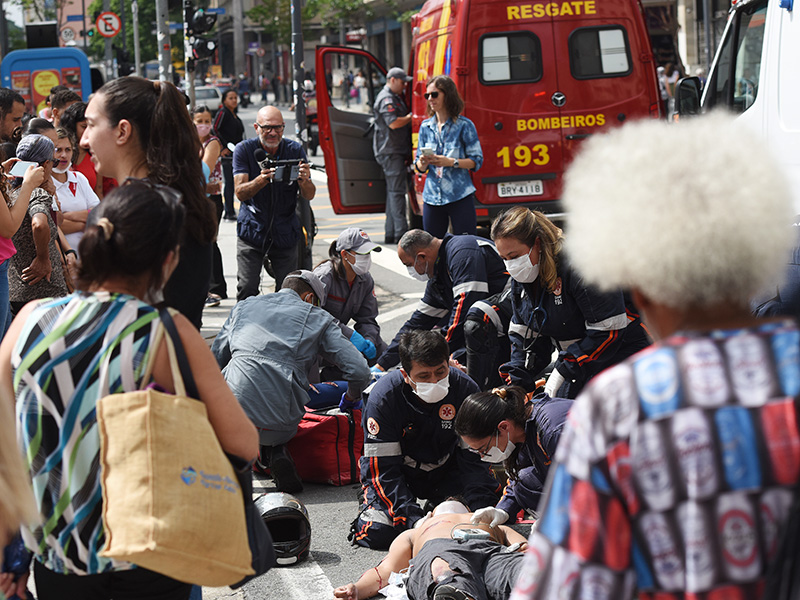 Ação simula o transporte das vítimas e o trabalho das equipes de atendimento