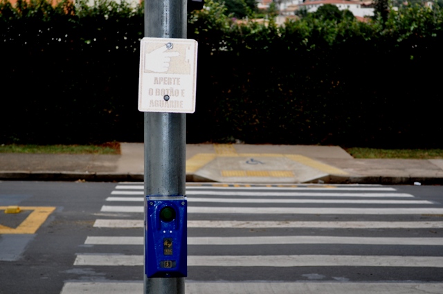 Dispositivo sonoro auxilia travessia de deficientes visuais