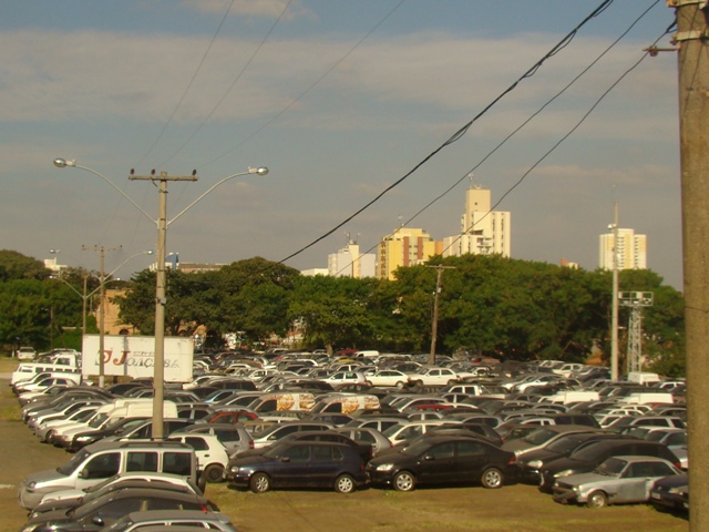 Carros estacionados no Pátio Municipal