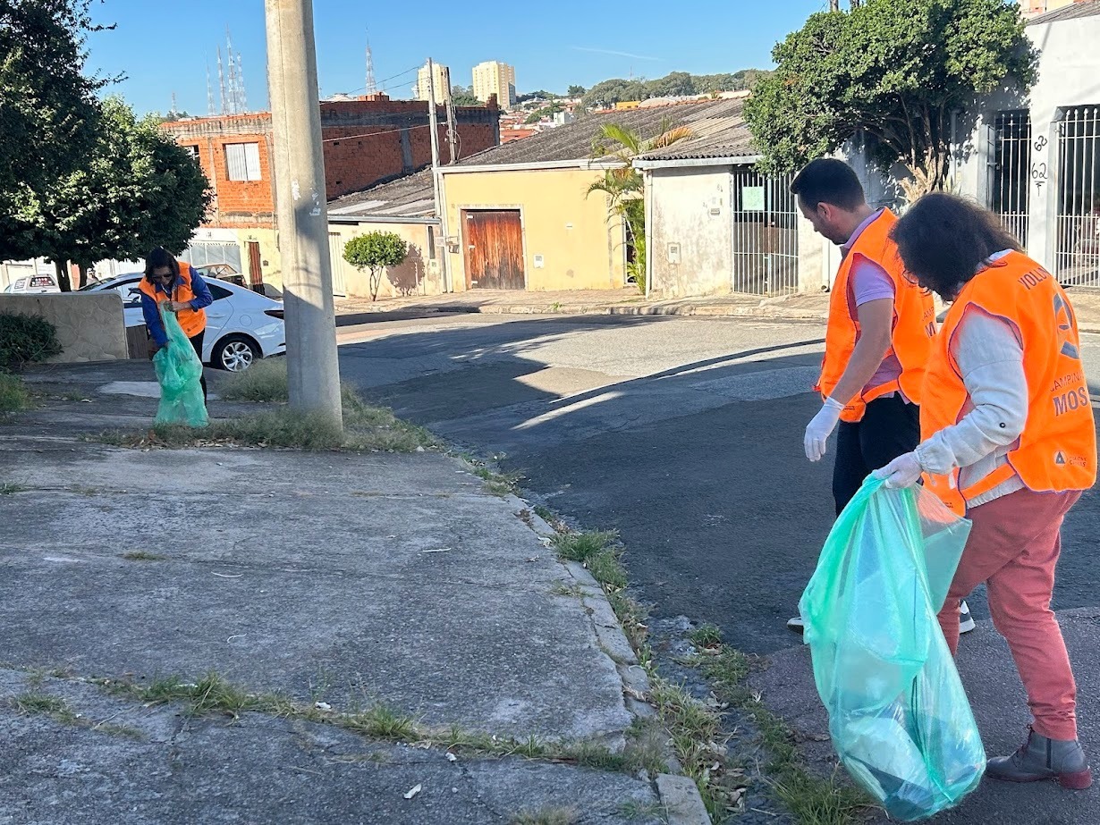 Mutirão envolveu voluntários e agentes da saúde para retirada de resíduos e orientação a moradores