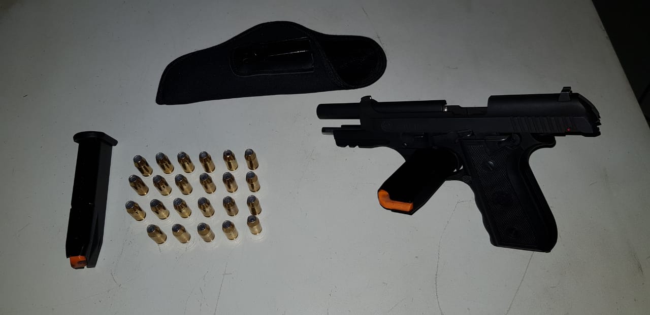 Uma pistola com munição também foi flagrada com um homem envolvido em uma das ocorrências