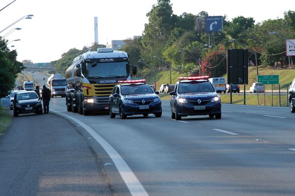 Viaturas escoltam caminhões-tanque 