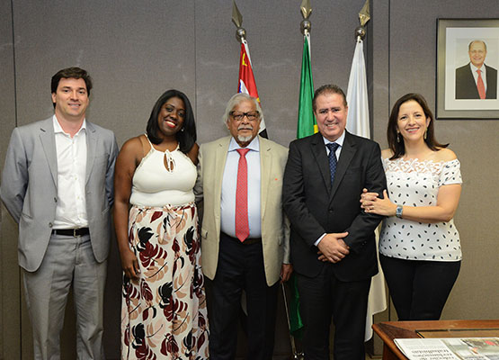 Vice-prefeito, secretária Eliane Jocelâine, Arun, Jonas e Sandra Ciocci