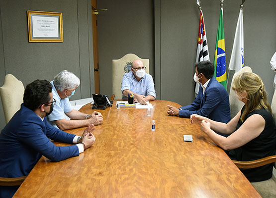 Secretários de Transportes, de Saúde e a diretora do Devisa participaram da reunião com prefeito e representante da 99 Tecnologia