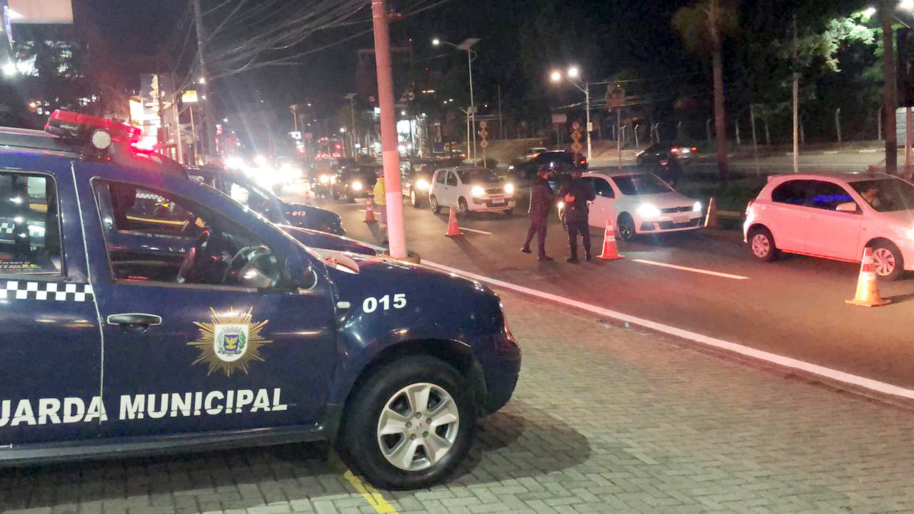 Equipes da Prefeitura também vistoriaram 92 estabelecimentos e fecharam 7 deles