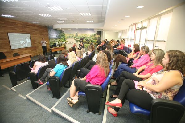 Funcionários ouviram a palestra e vestiram rosa