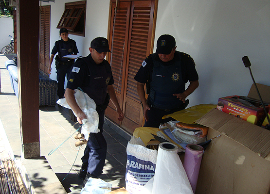 Guardas Municipais vistoriam a residência da pessoa suspeita