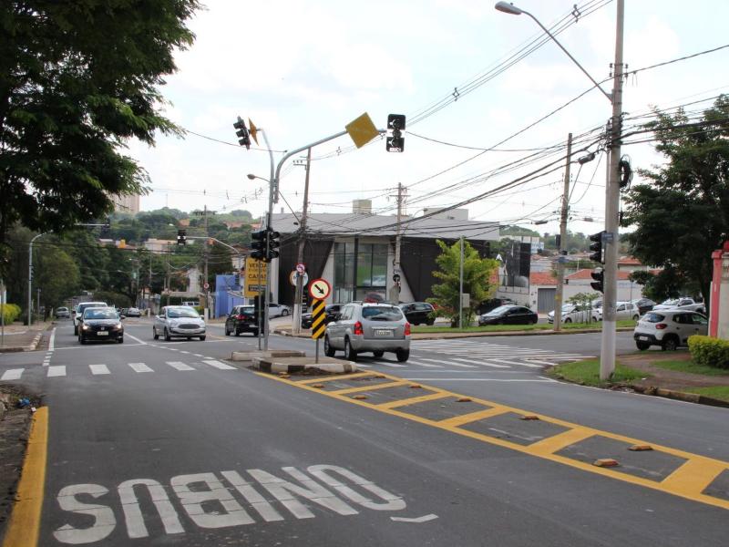 Cruzamento da Avenida Padre Almeida Garret com a Rua Fernão Lopes, no Taquaral, é movimentado com grande fluxo de carros e pedestres