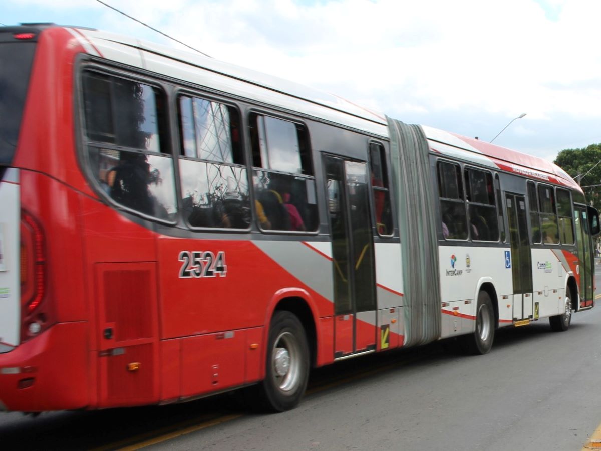 Três ônibus articulados para compor a frota