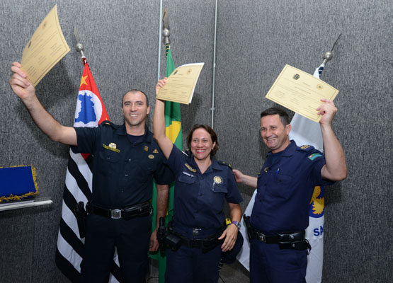 Os GMs Coimbra, Maria de Lourdes e Cássio representando os formandos