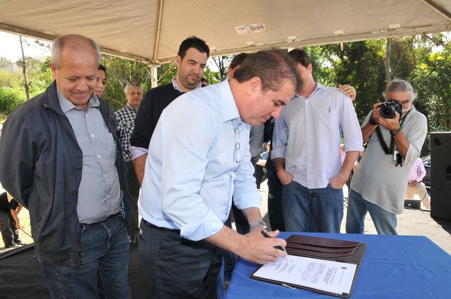 Prefeito assina Ordem de Serviço para  início das obras