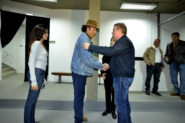 Prefeito cumprimenta o cantor Almir Sater