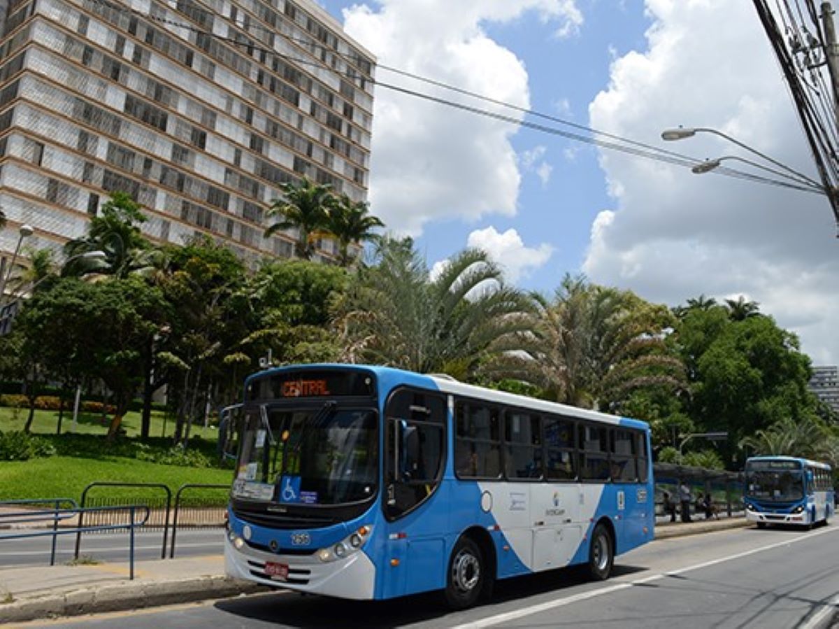 Quem tiver necessidade de usar o sistema de coletivos deve seguir medidas de precaução para evitar se contaminar com o coronavírus