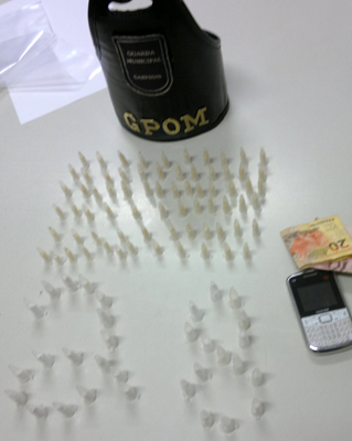 Os pinos com cocaína também apreendidos