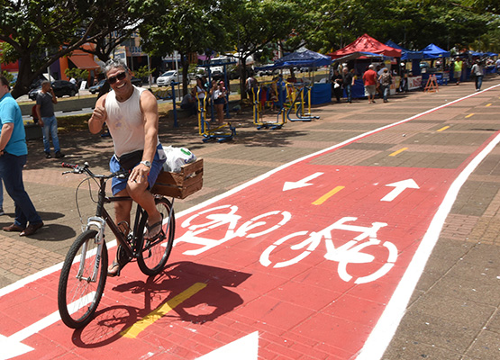 Ciclista usa faixa especial