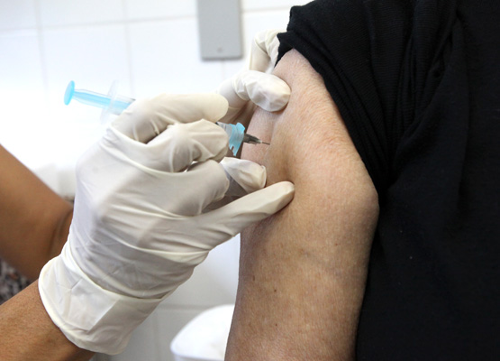 Paciente toma vacina contra a gripe em Campinas