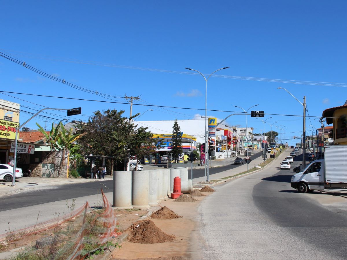 No cruzamento foram implantados conjuntos semafóricos para pedestres