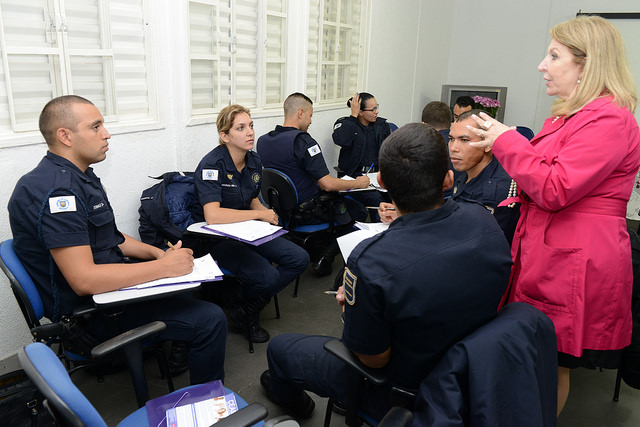 Delegada Teresinha de Carvalho, assessora técnica da secretaria municipal e uma das idealizadoras do programa, conversa com os GMs