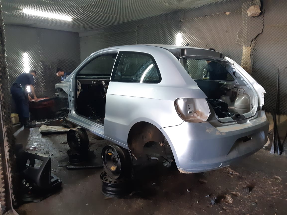 Uma carcaça de carro estava pronta para ser cortada