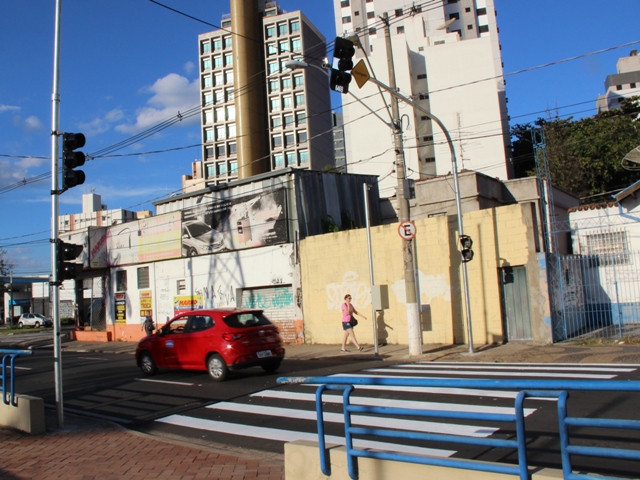 Passagem na avenida liga pontos de ônibus sobre o córrego