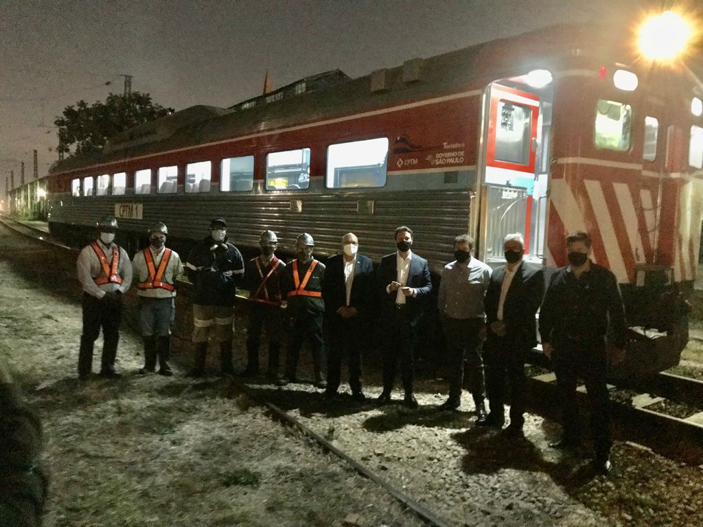 Depois da audiência, autoridades embarcaram na litorina para percorrer trecho do futuro trajeto do TIC