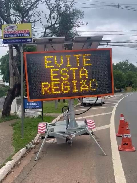 Painéis digitais ficam em pontos estratégicos