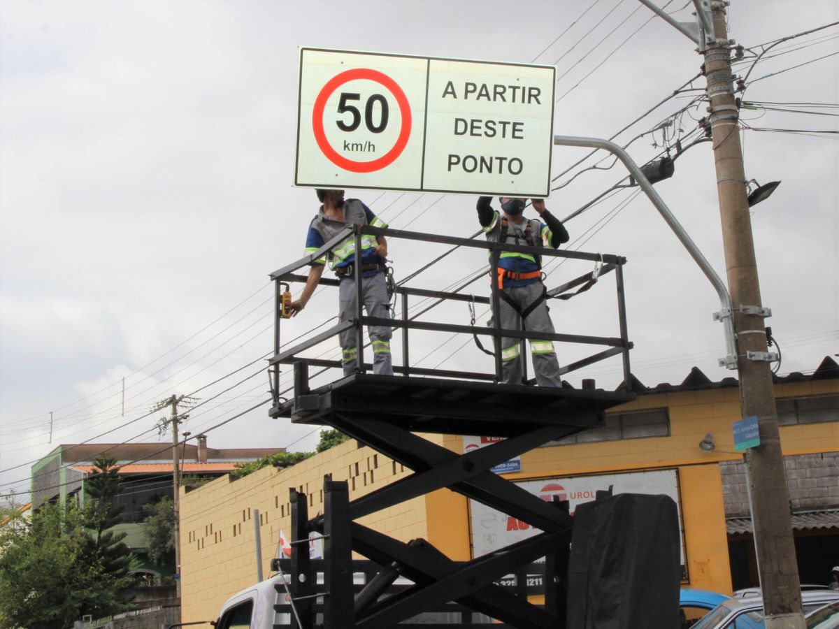 Novas placas instaladas em vias municipais ampliam transparência da fiscalização