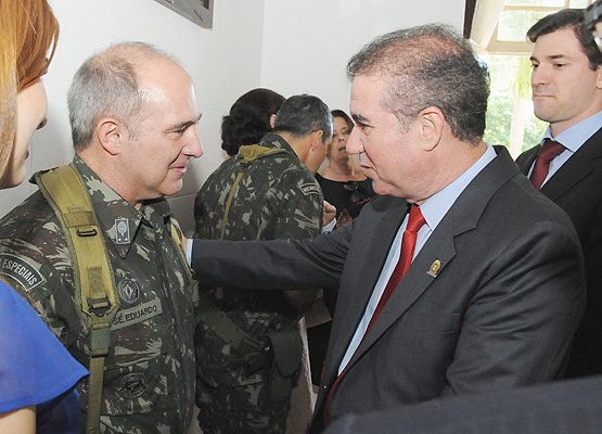 Jonas cumprimenta o novo comandante, general José Eduardo Pereira...  