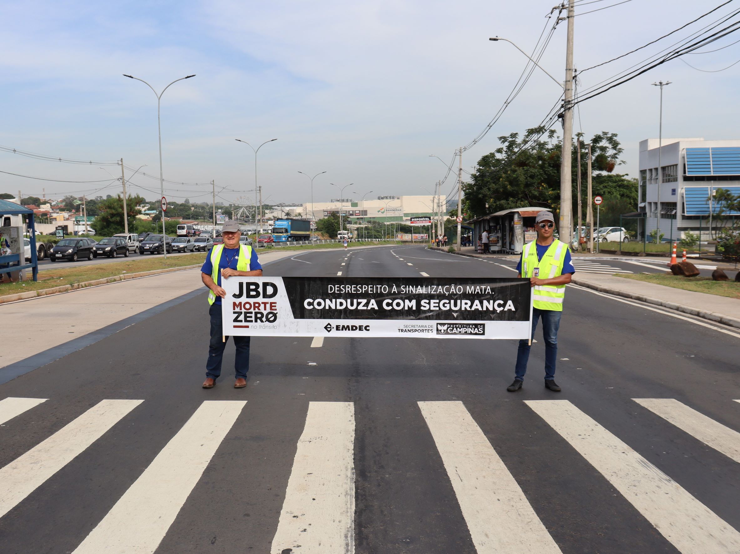 Equipe exibiu faixas durante o tempo de travessia de pedestres